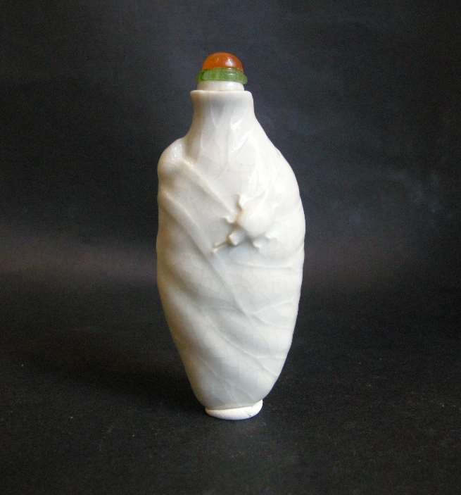 Snuff bottle white porcelain slightly cracked - Lotus shape